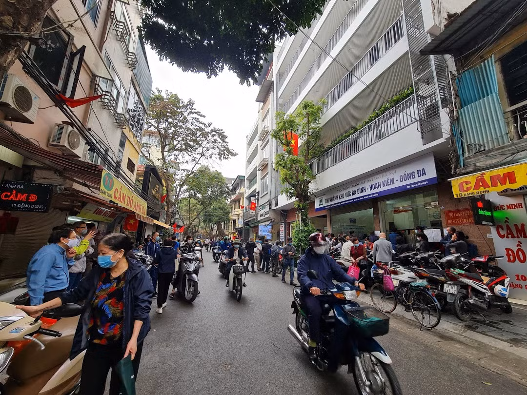 Lo mất thêm tiền, người dân Thủ đô đổ xô đi xóa nợ tiền sử dụng đất ảnh 1