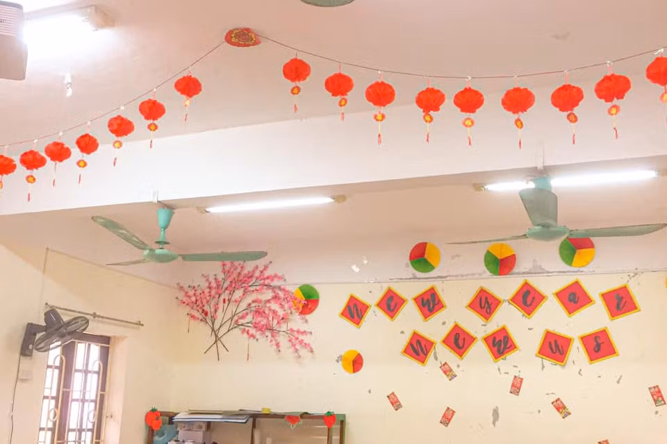 Teen Ninh Bình trang hoàng lớp học đón Tết: Lì xì, câu đối đỏ, bánh chưng xanh đều có đủ! ảnh 7