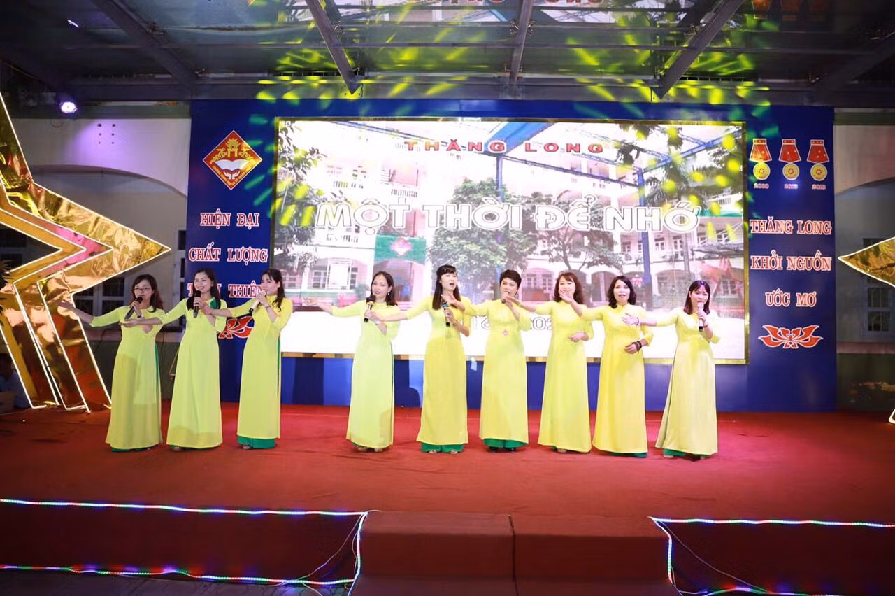 Hà Nội: Buổi lễ ra trường đầy xúc động của các bạn học sinh lớp 9 THCS Thăng Long ảnh 6