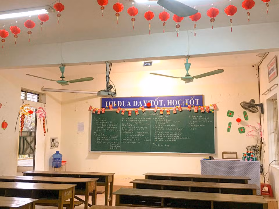 Teen Ninh Bình trang hoàng lớp học đón Tết: Lì xì, câu đối đỏ, bánh chưng xanh đều có đủ! ảnh 4