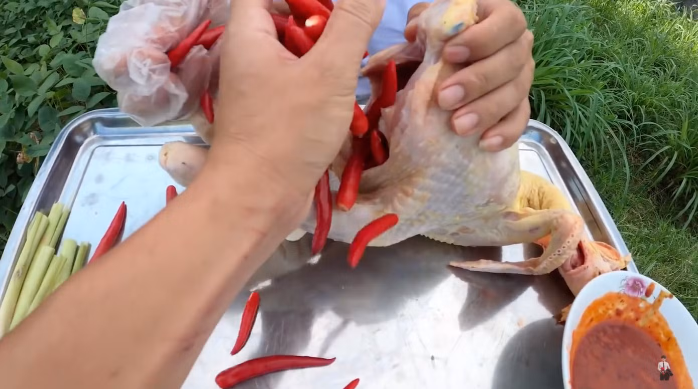 Sau khi bị phạt vì nấu cháo gà nguyên lông, Hưng Vlog lại gây tranh cãi với món gà mới ảnh 1