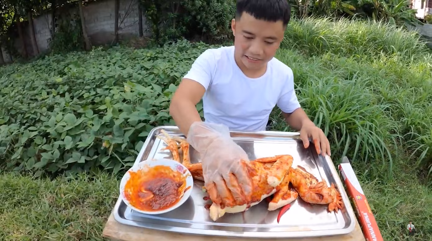 Sau khi bị phạt vì nấu cháo gà nguyên lông, Hưng Vlog lại gây tranh cãi với món gà mới ảnh 3
