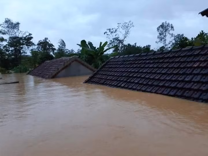 Cảnh tượng xót xa: Nhiều nơi tại Nghệ An ngập sâu trong nước lũ, khu vực biển bị sập bờ kè ảnh 1