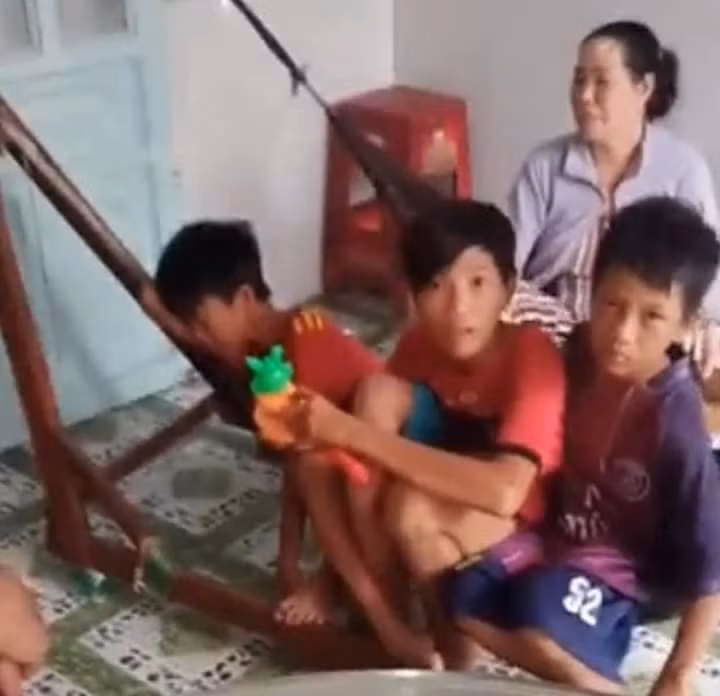 3 bạn học sinh đạp xe hơn 300km từ Cà Mau lên TP.HCM trong 5 ngày để được gặp cha mẹ ảnh 1