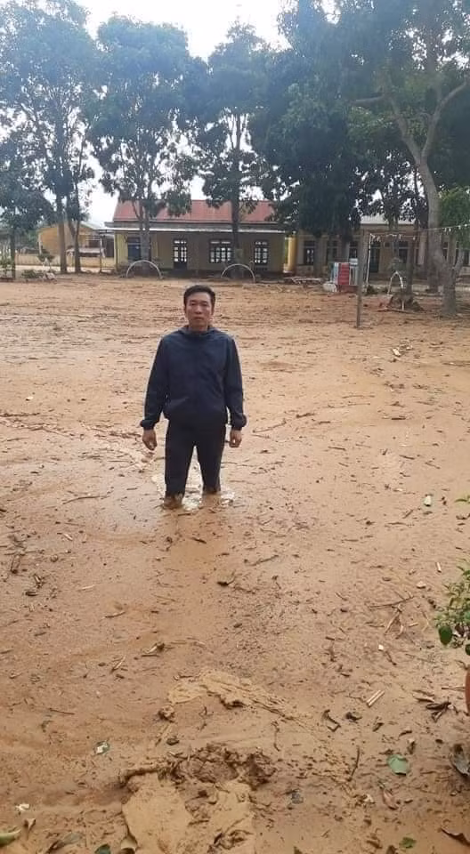 Trường học ở Quảng Trị ngập trong bùn đất dày 1m, học sinh không thể đến trường gần 3 tuần ảnh 1