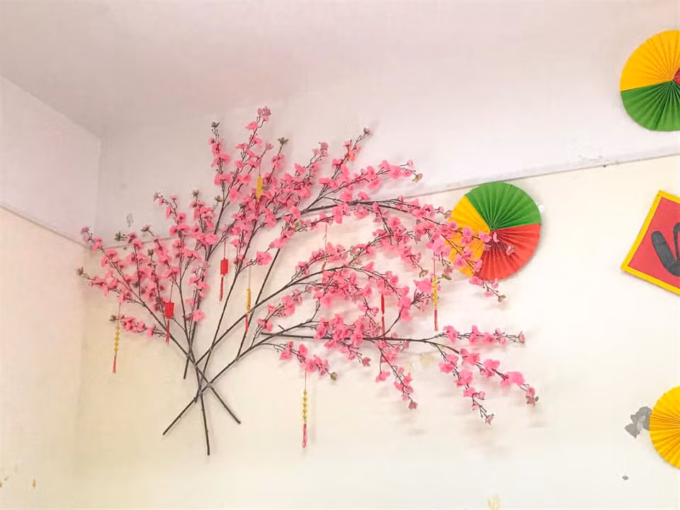 Teen Ninh Bình trang hoàng lớp học đón Tết: Lì xì, câu đối đỏ, bánh chưng xanh đều có đủ! ảnh 8
