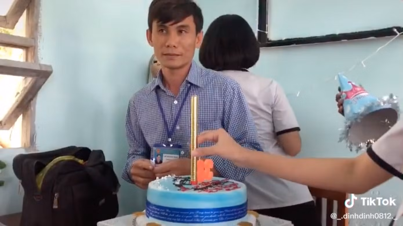 Phản ứng dễ thương của thầy giáo khi được teen tổ chức sinh nhật nhưng lại... nhầm ngày ảnh 1