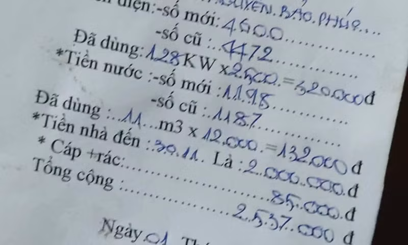 Xúc động hình ảnh người cha lặng lẽ đứng cuối hội trường, dõi theo lễ tốt nghiệp của con ảnh 3