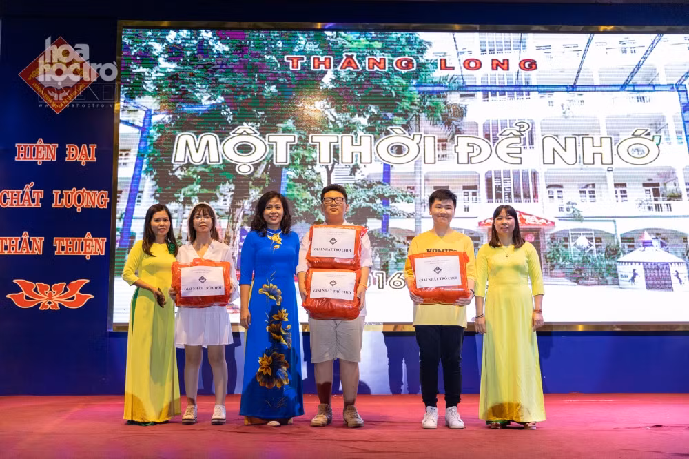 Hà Nội: Buổi lễ ra trường đầy xúc động của các bạn học sinh lớp 9 THCS Thăng Long ảnh 4