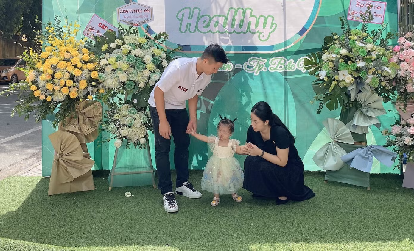 Vợ sắp cưới của Bùi Tiến Dũng khiến cư dân mạng tranh cãi khi đăng ảnh gia đình ảnh 2