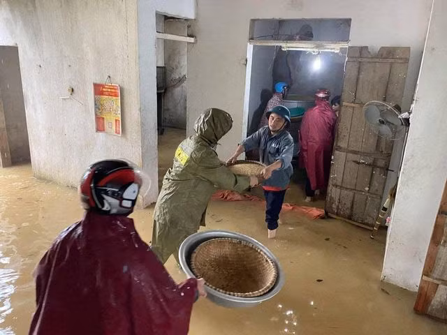Cảnh tượng xót xa: Nhiều nơi tại Nghệ An ngập sâu trong nước lũ, khu vực biển bị sập bờ kè ảnh 10