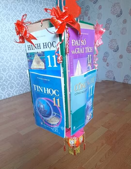 Lồng đèn Trung Thu gây “ám ảnh” nhất: Chất liệu làm bằng... sách giáo khoa! ảnh 1