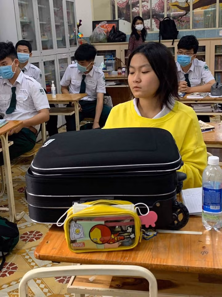 Teen mang vali kéo toàn sách vở tới lớp, biểu cảm của cô giáo khiến netizen thích thú ảnh 3