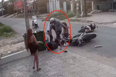 Phẫn nộ người đàn ông dùng vũ khí đánh liên tiếp vào đầu nữ sinh sau va chạm giao thông ảnh 1