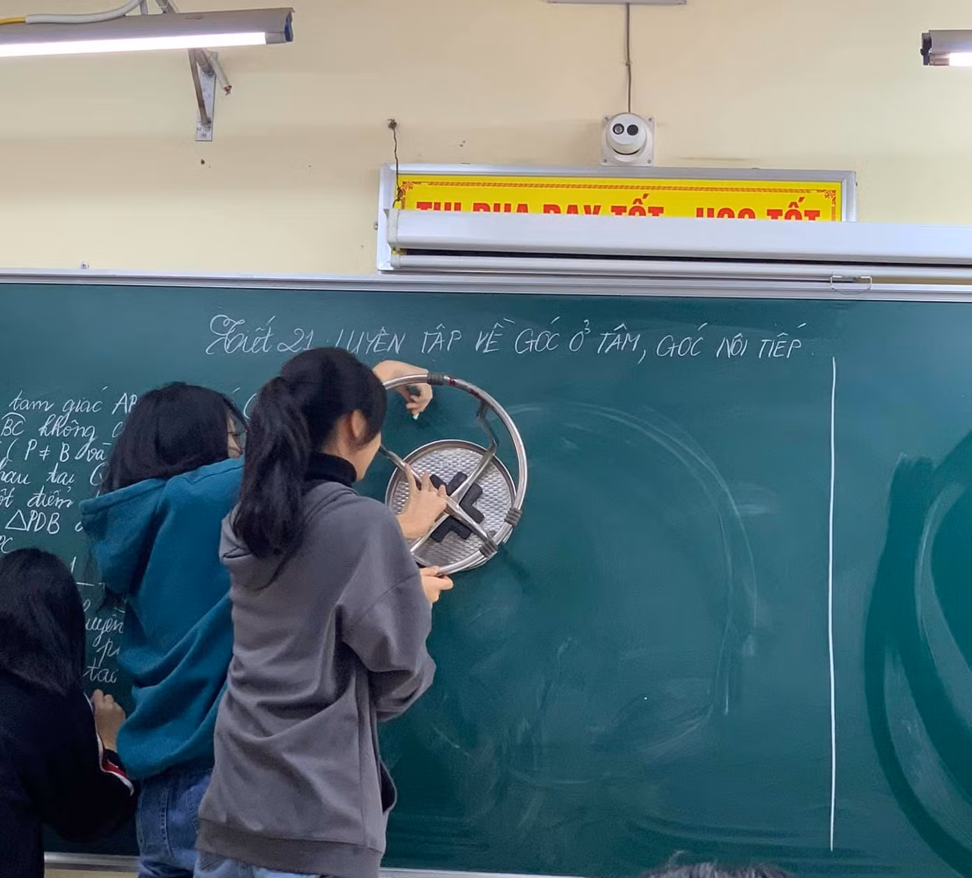 Lên bảng vẽ hình tròn nhưng không có compa, hai nữ sinh nghĩ ra cách vẽ “bá đạo“ ảnh 1