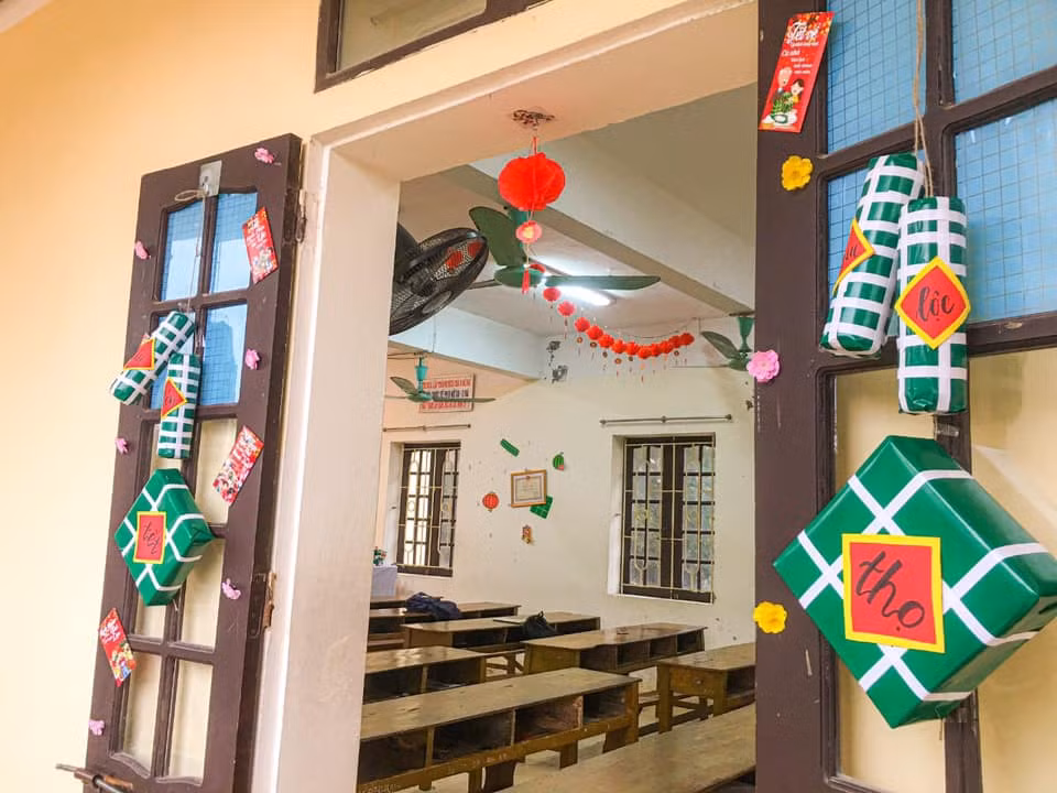 Teen Ninh Bình trang hoàng lớp học đón Tết: Lì xì, câu đối đỏ, bánh chưng xanh đều có đủ! ảnh 2
