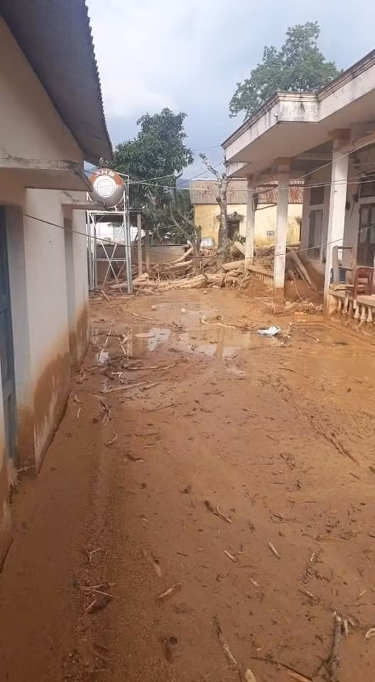 Trường học ở Quảng Trị ngập trong bùn đất dày 1m, học sinh không thể đến trường gần 3 tuần ảnh 7