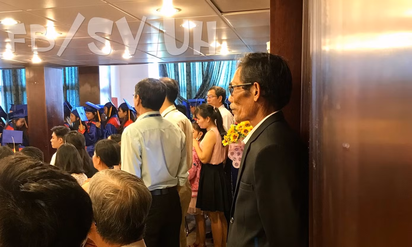 Hội “nhất quỷ nhì ma” in tấm bảng hình cô chủ nhiệm để “răn đe” trong trận đấu bóng chuyền ảnh 4