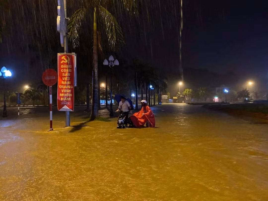 Cảnh tượng xót xa: Nhiều nơi tại Nghệ An ngập sâu trong nước lũ, khu vực biển bị sập bờ kè ảnh 6