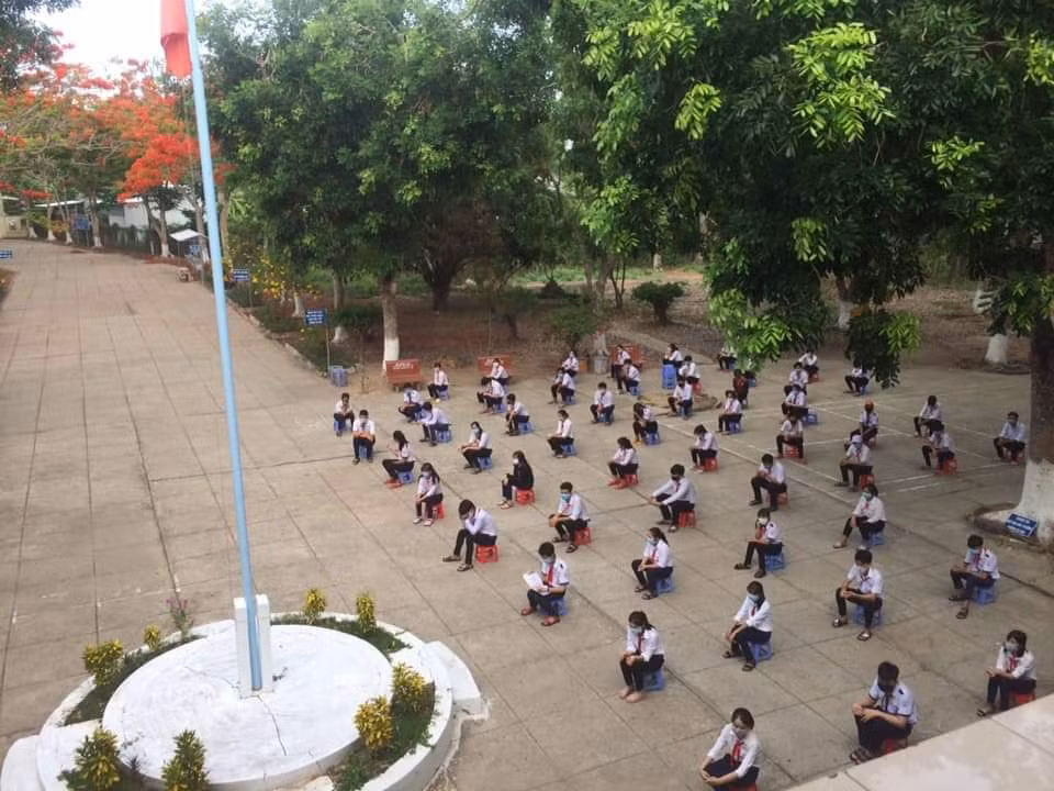 Ngày đầu trở lại trường: Teen háo hức “check-in”, tuân thủ nghiêm các biện pháp an toàn ảnh 7
