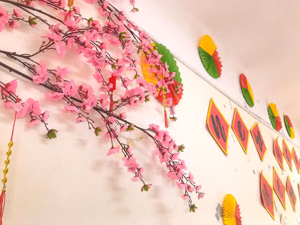 Teen Ninh Bình trang hoàng lớp học đón Tết: Lì xì, câu đối đỏ, bánh chưng xanh đều có đủ! ảnh 9