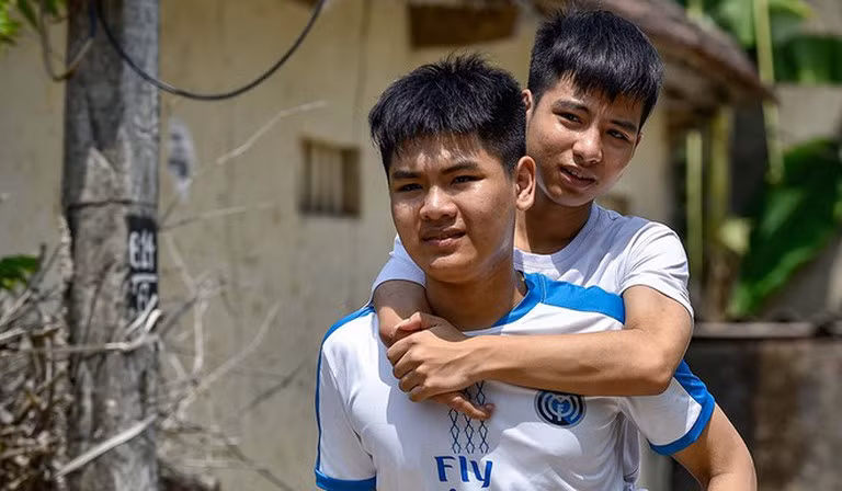 Tin vui: Đại học Y dược Thái Bình miễn toàn bộ học phí cho nam sinh cõng bạn 10 năm đi học ảnh 1
