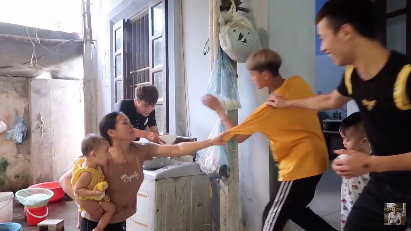 Nam YouTuber khiến dân mạng ngán ngẩm khi “thử nghiệm” rửa chén bát bằng máy giặt ảnh 5