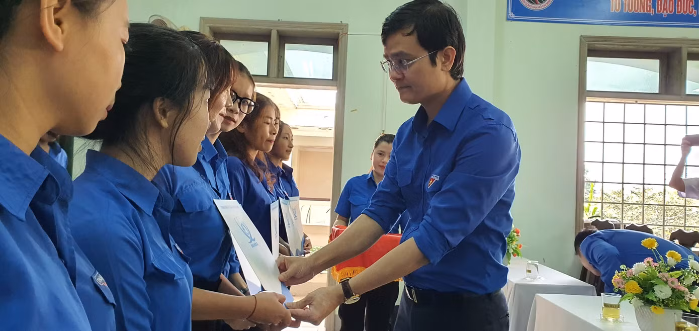 TƯ Đoàn thăm, tặng quà học sinh, sinh viên và người dân vùng lũ ảnh 6