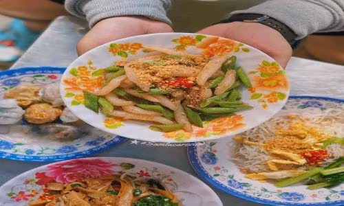 Thực đơn “chống gầy” lý tưởng: Cơm gà xối mỡ và bánh mì nem nướng ngon lịm tim ảnh 11 Thực đơn “chống gầy” lý tưởng: Cơm gà xối mỡ và bánh mì nem nướng ngon lịm tim ảnh 11