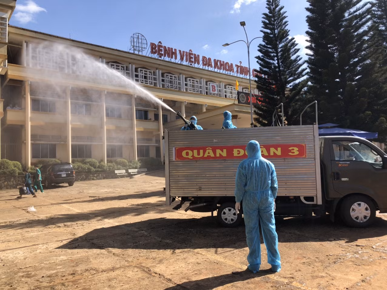 Quân đoàn 3 phun hoá chất khử khuẩn hàng loạt điểm ở Gia Lai ảnh 3