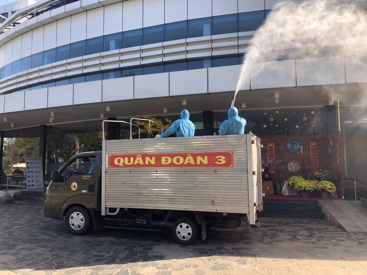 Quân đoàn 3 phun hoá chất khử khuẩn hàng loạt điểm ở Gia Lai ảnh 7
