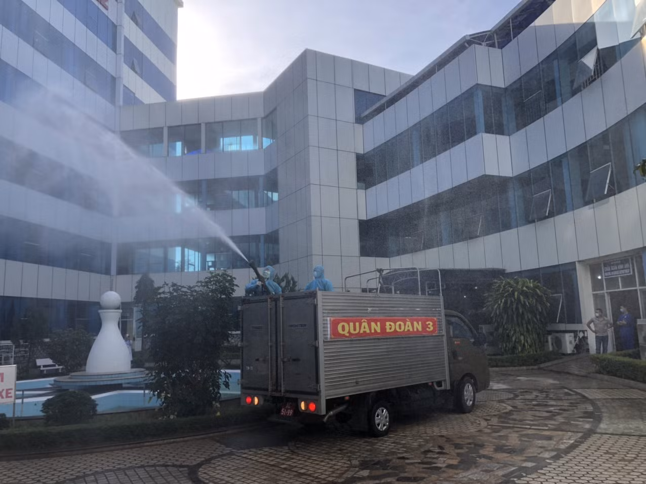 Quân đoàn 3 phun hoá chất khử khuẩn hàng loạt điểm ở Gia Lai ảnh 9