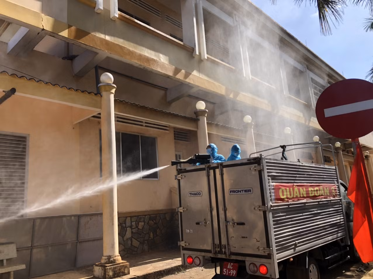 Quân đoàn 3 phun hoá chất khử khuẩn hàng loạt điểm ở Gia Lai ảnh 2