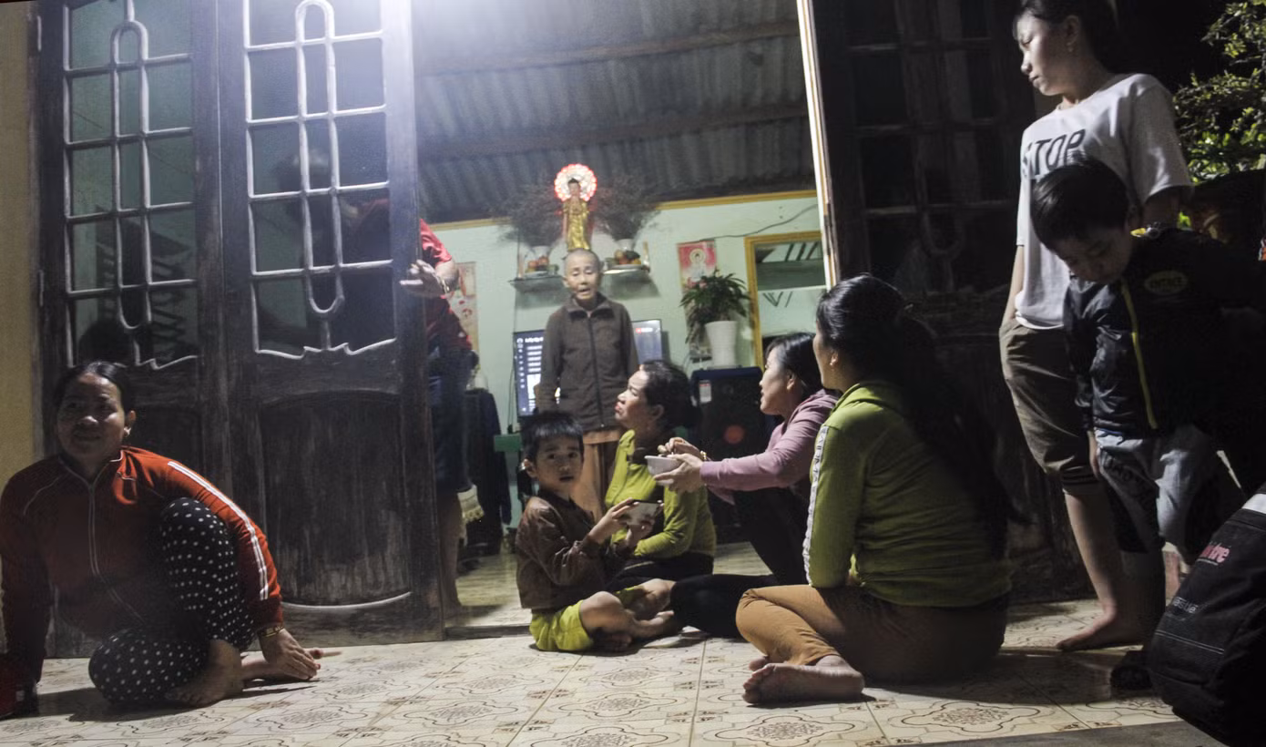Rưng rưng khoảng khắc hồi hương của 3 ngư dân 'trở về từ cõi chết' ảnh 2
