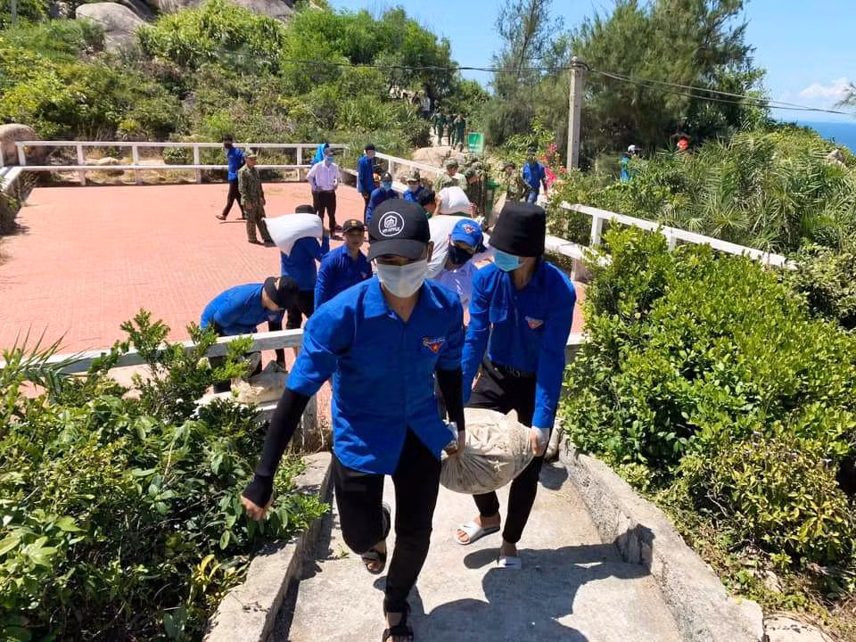 Tuổi trẻ Bình Dương ‘tô sắc’ đường phố dịp cuối tuần ảnh 12