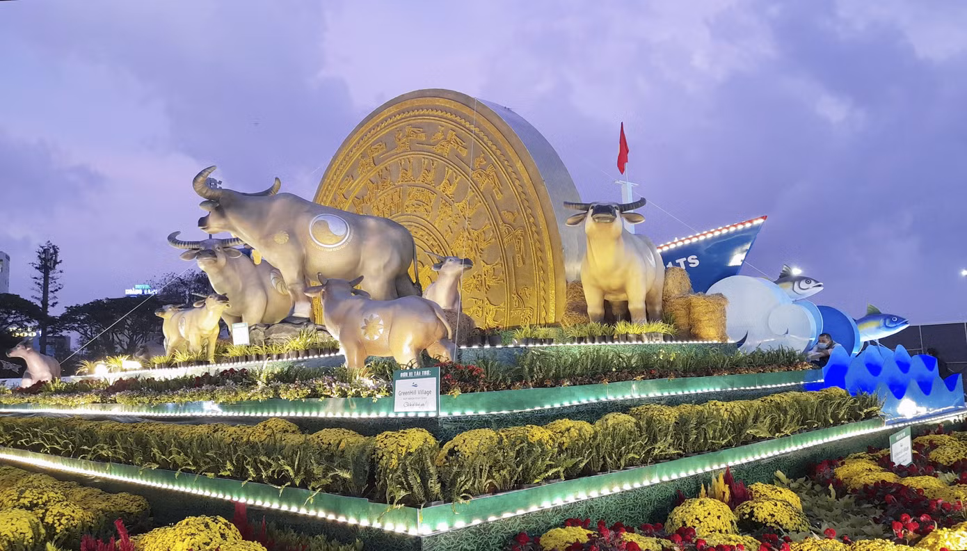 Bình Định khánh thành biểu tượng linh vật năm 2021 “gia đình Trâu sum vầy hạnh phúc” ảnh 1