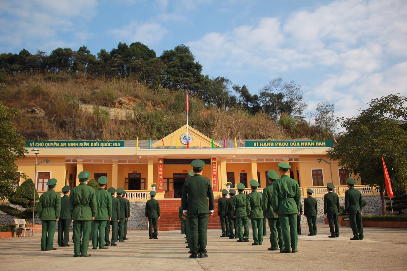 Lễ 'Chào cờ chủ quyền' thiêng liêng ngày đầu năm mới ở nơi biên thùy ảnh 11