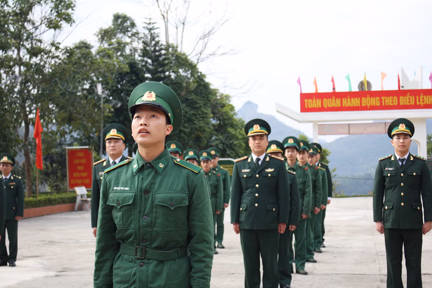 Lễ 'Chào cờ chủ quyền' thiêng liêng ngày đầu năm mới ở nơi biên thùy ảnh 6