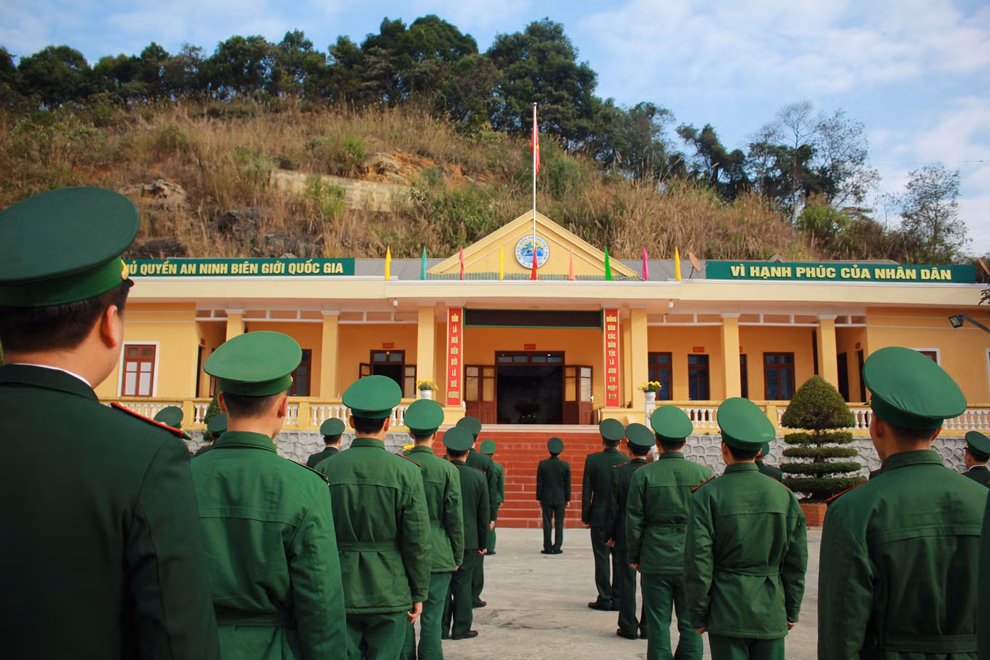 Lễ 'Chào cờ chủ quyền' thiêng liêng ngày đầu năm mới ở nơi biên thùy ảnh 10