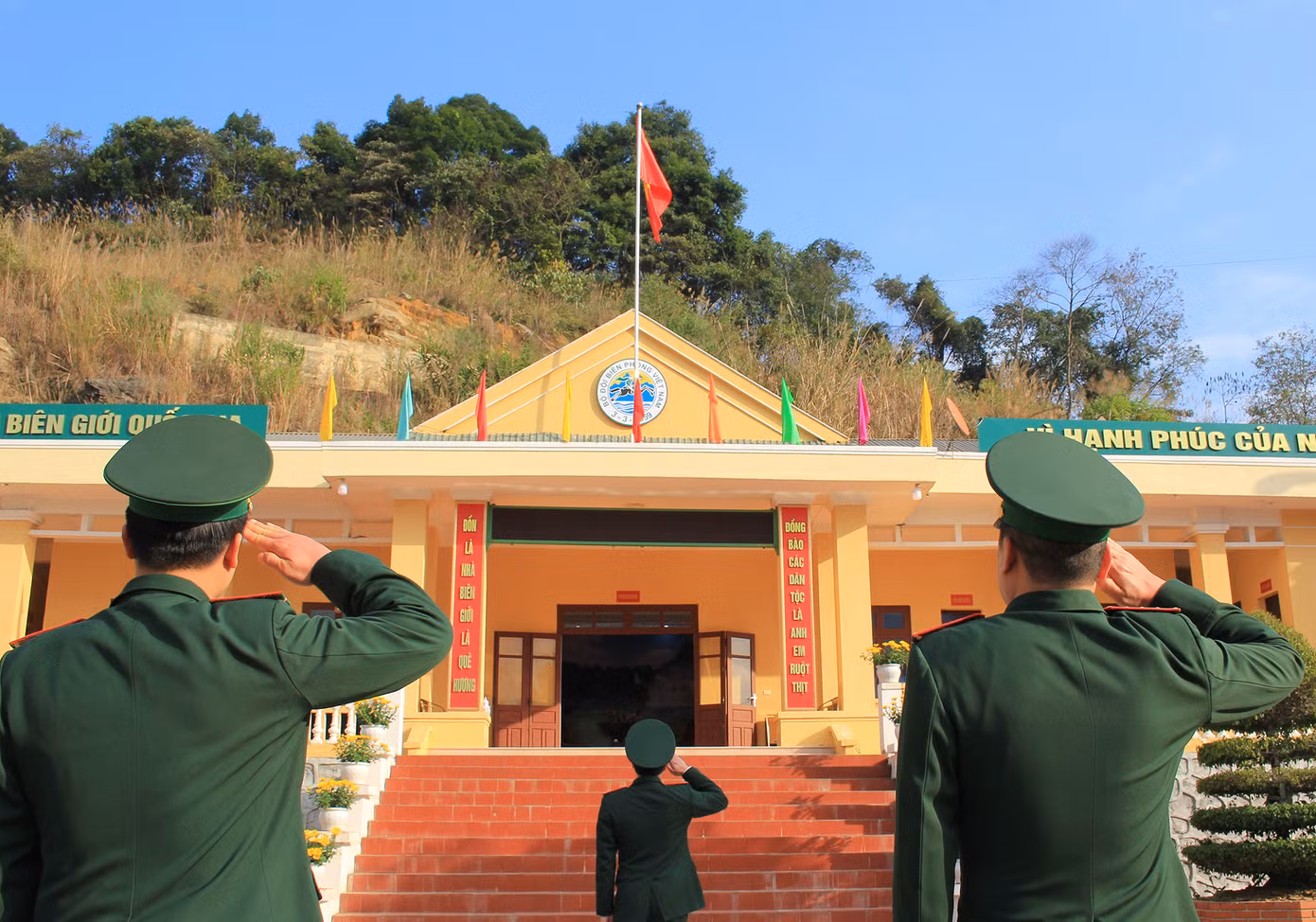 Lễ 'Chào cờ chủ quyền' thiêng liêng ngày đầu năm mới ở nơi biên thùy ảnh 4