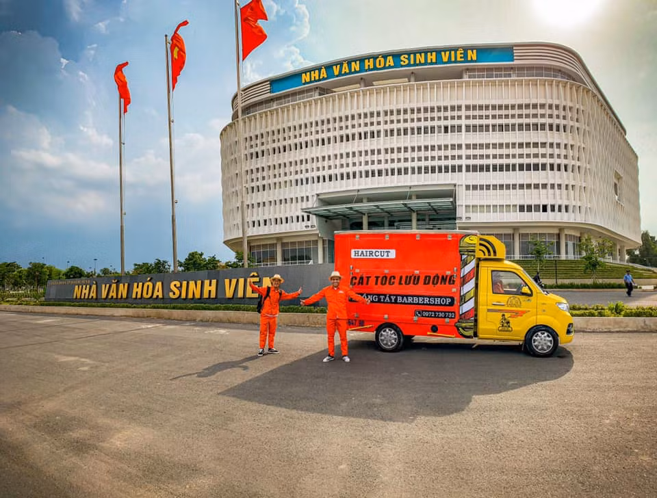 Xe cắt tóc cho sinh viên ở Làng Đại học ảnh 3