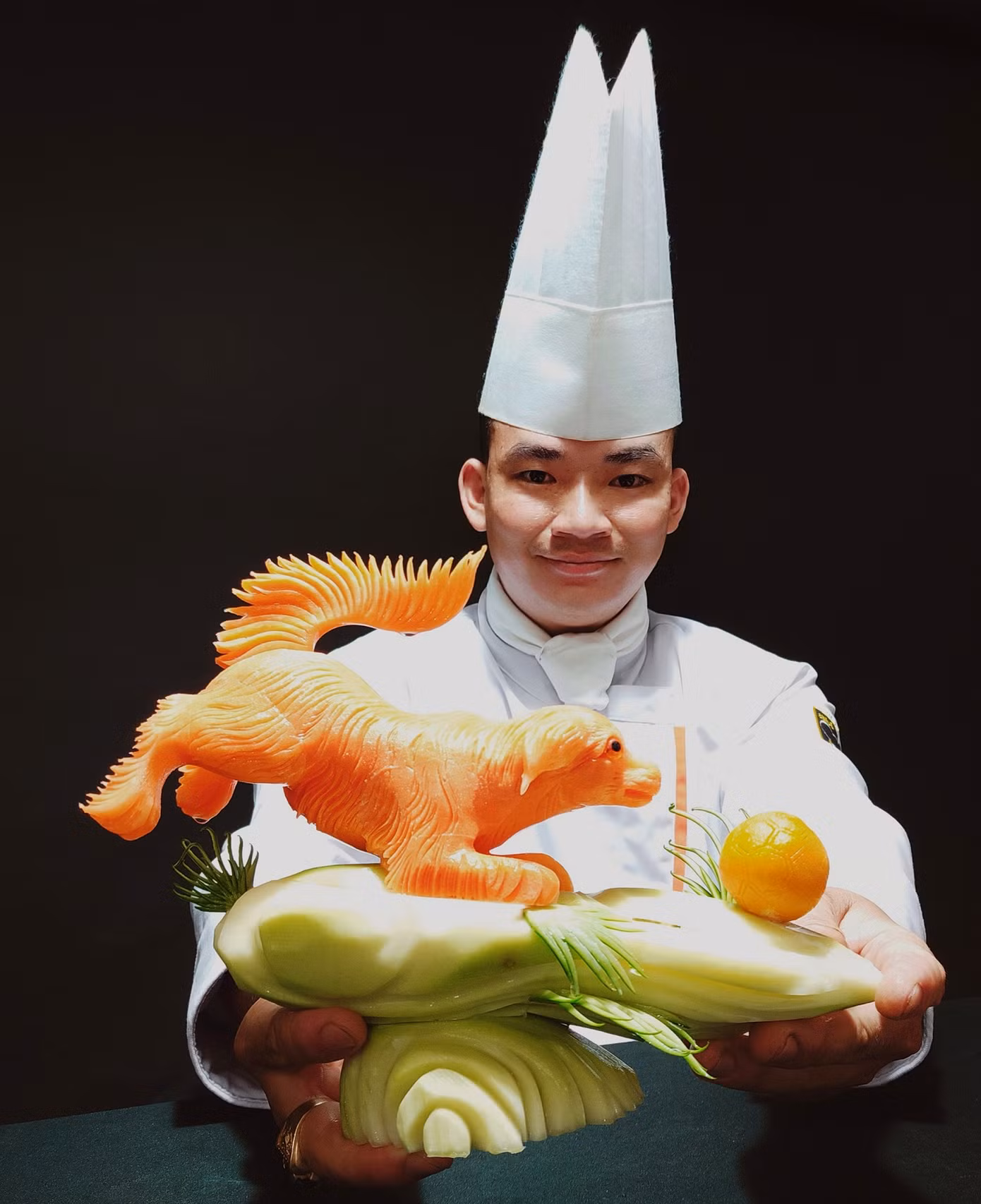 Chàng trai điêu khắc trên rau củ quả ảnh 1