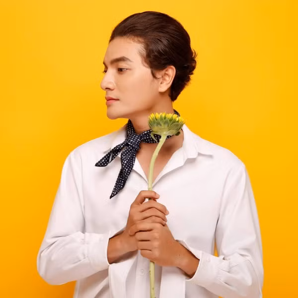 Chàng MC mê viết sách ảnh 1