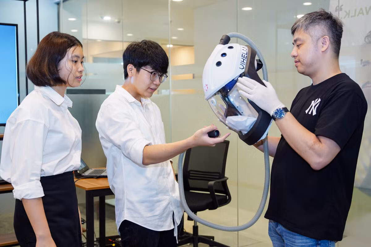 Mũ ngăn ngừa COVID-19 của hai học sinh Việt Nam vào Top 10 ICAN 2020 ảnh 1