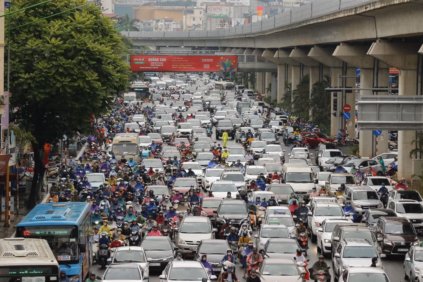Vật vã vượt 'biển người' tới công sở dưới cơn mưa Hà thành ảnh 15