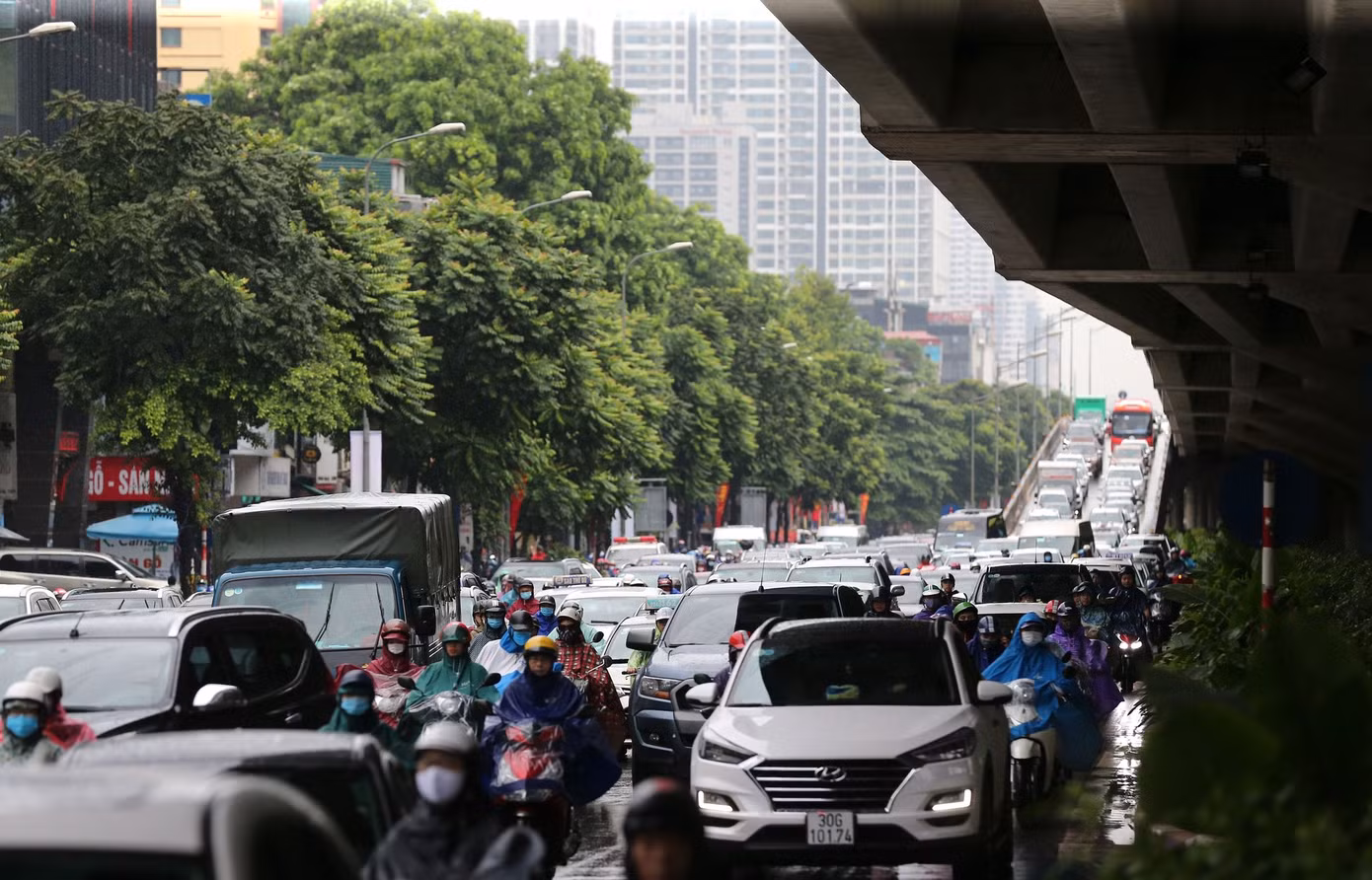 Vật vã vượt 'biển người' tới công sở dưới cơn mưa Hà thành ảnh 13