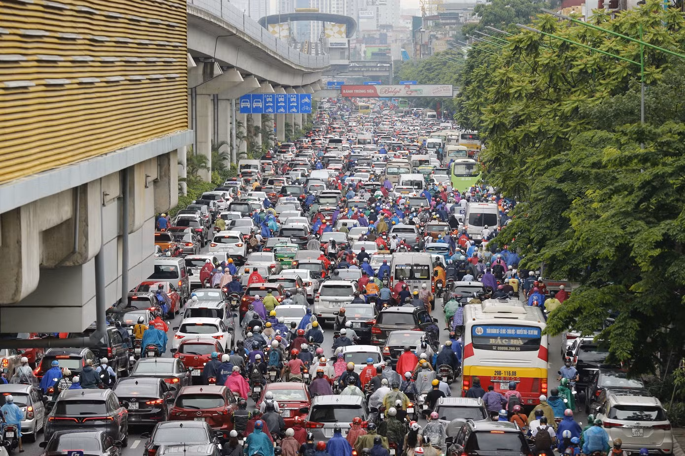 Vật vã vượt 'biển người' tới công sở dưới cơn mưa Hà thành ảnh 16