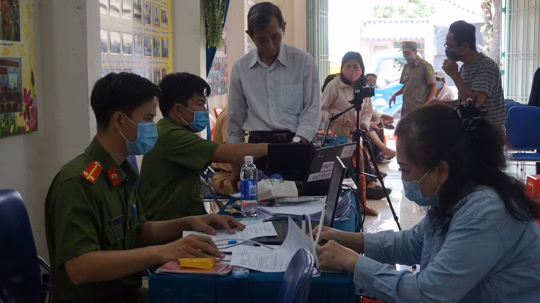 Công an TPHCM cấp gần 100.000 căn cước gắn chip mỗi ngày ảnh 1