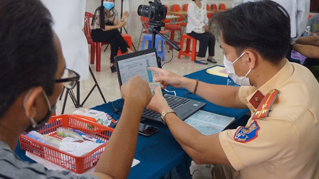 Công an TPHCM cấp gần 100.000 căn cước gắn chip mỗi ngày ảnh 12