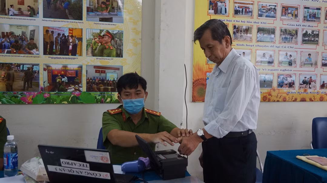 Công an TPHCM cấp gần 100.000 căn cước gắn chip mỗi ngày ảnh 14